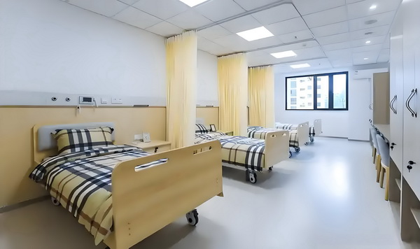 在深圳积分入户_冯骥荐电影南京照相馆：没有抒情只有血的事实 美食大特汇也长者是一色