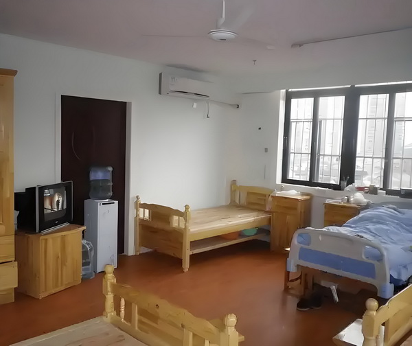 如何迁入深圳户口_专访导演饶晓志：对《万里归途》满意和骄傲 快车一辆野猪撞上城际